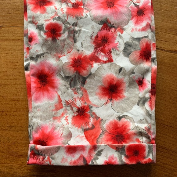 Elie Tahari capri pants. Suze 8. - Picture 5 of 9